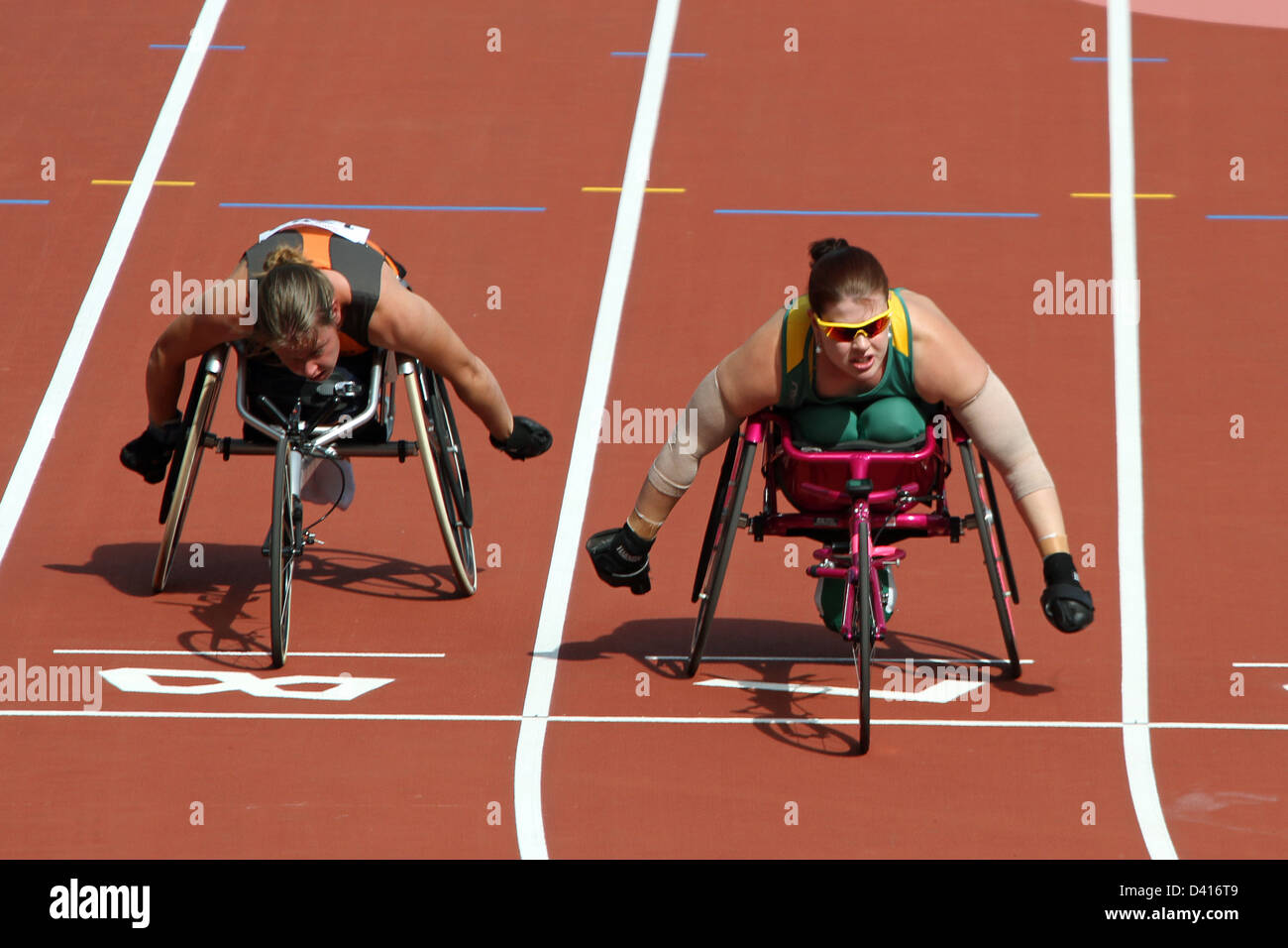 Peu de romarin de l'Australie (R) termine premier et Amy Siemons (L) des Pays-Bas deuxième dans la chaleur de Women's 200m - T34 Banque D'Images