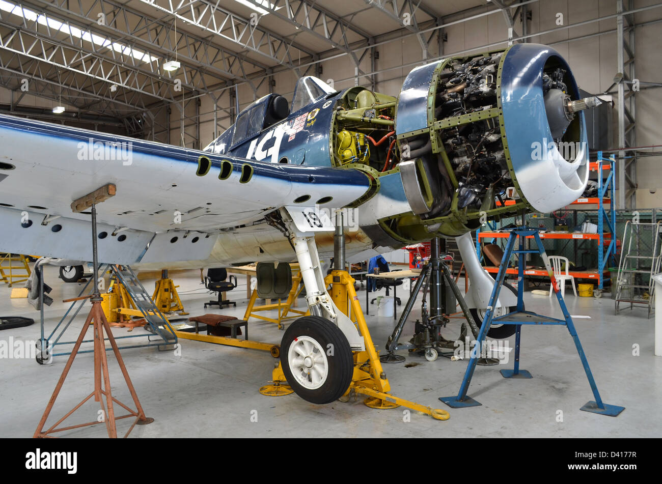 Grumman F6F Hellcat-5K en cours de maintenance à Duxford Banque D'Images