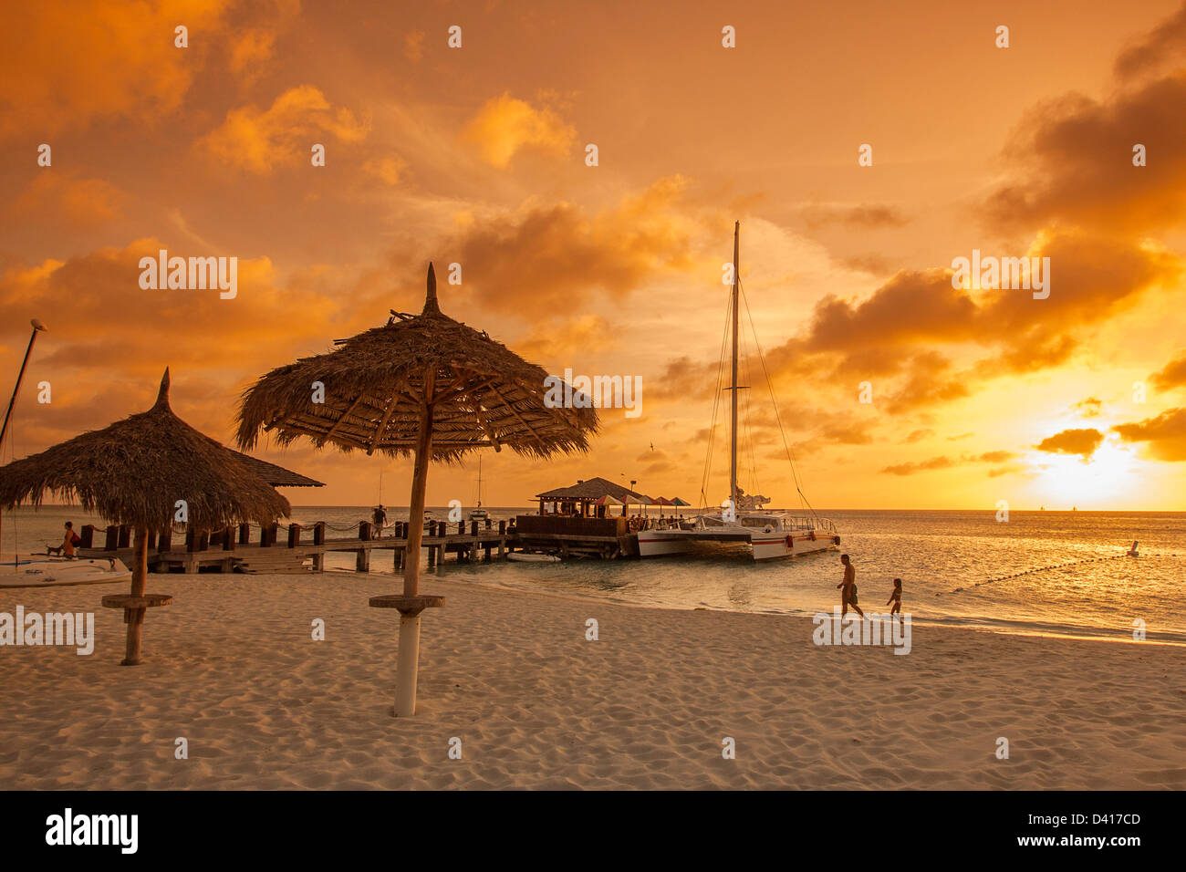 Aruba Palm Beach Sunset Antilles Amérique Centrale Caraïbes néerlandaises Catamaran ABC Banque D'Images