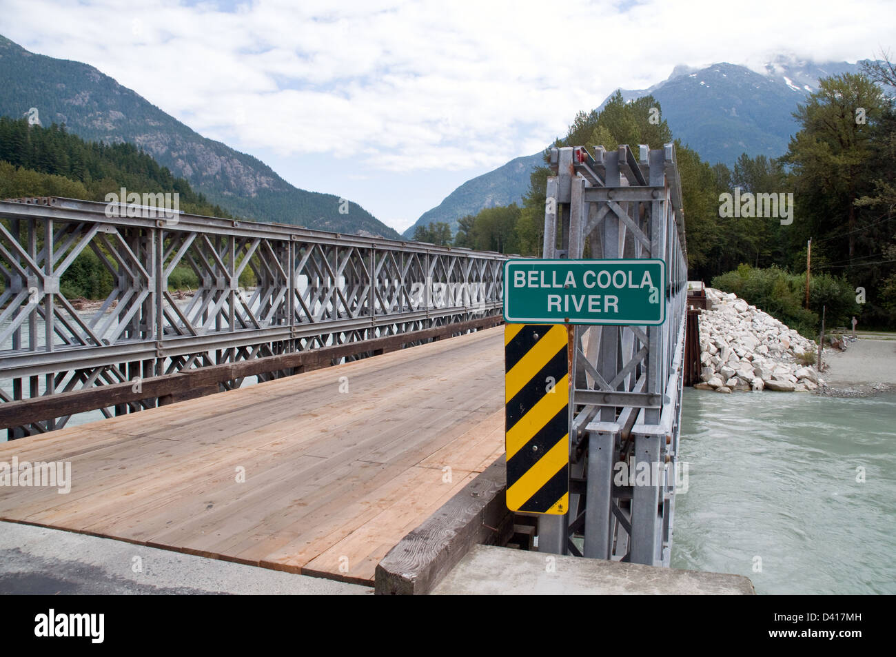 Un pont sur la rivière Bella Coola en la ville de Hagensborg, dans la forêt du Grand Ours de la Colombie-Britannique, Canada. Banque D'Images