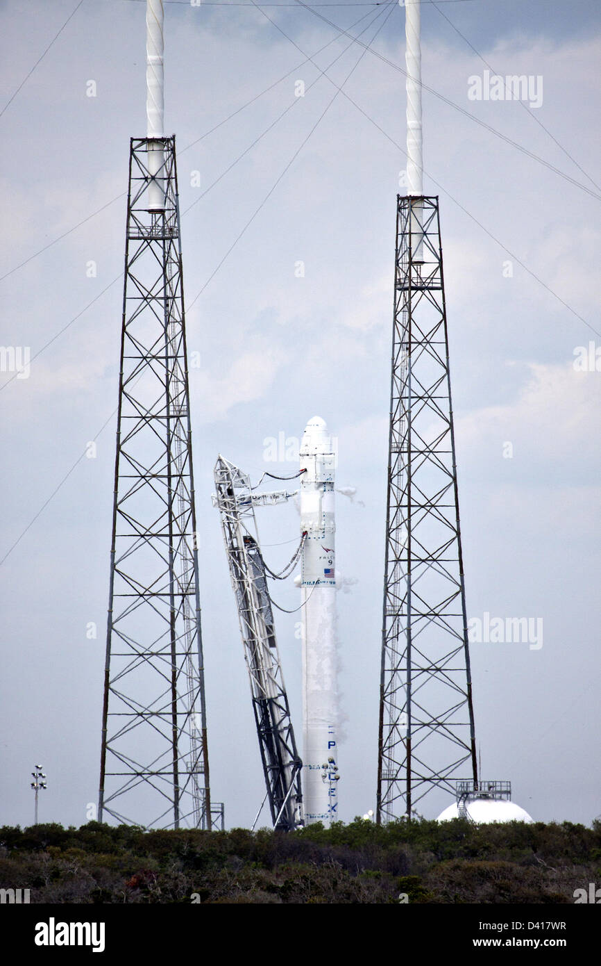 Le SpaceX Falcon 9 lancement commercial sur l'aire de lancement de fusées de lancement à 40 en préparation pour la prochaine mission 2 SpaceX, 28 février 2013 à Cap Canaveral, en Floride. Banque D'Images