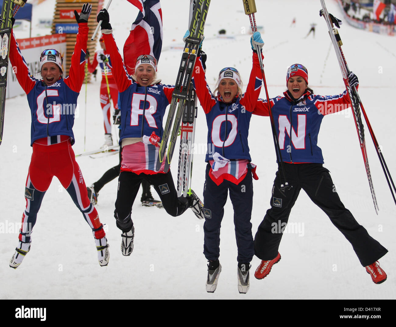 Val di Fiemme, en Italie. 28 février 2013. Marit Bjoergen, Kristin Stoermer-Steira, Therese Johaug, Heid Weng (NI) célébrer après le championnat du monde de ski de femmes relais. Credit : Action Plus de Sports / Alamy Live News Banque D'Images