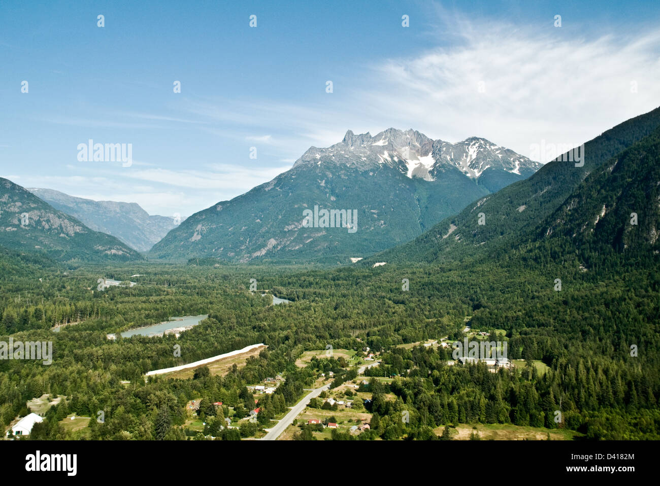 Une vue aérienne à l'ouest, dans la vallée de Bella Coola, au-dessus de Hagensborg, situé dans la forêt du Grand Ours, en Colombie-Britannique, Canada. Banque D'Images
