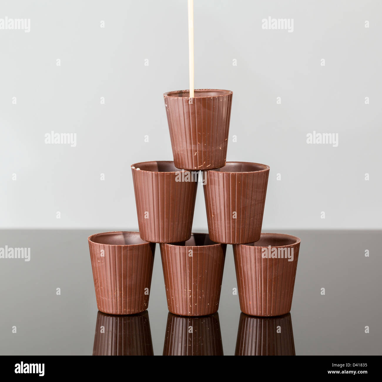Pile de verres de chocolat en pyramide avec Irish Cream versé dans top Banque D'Images