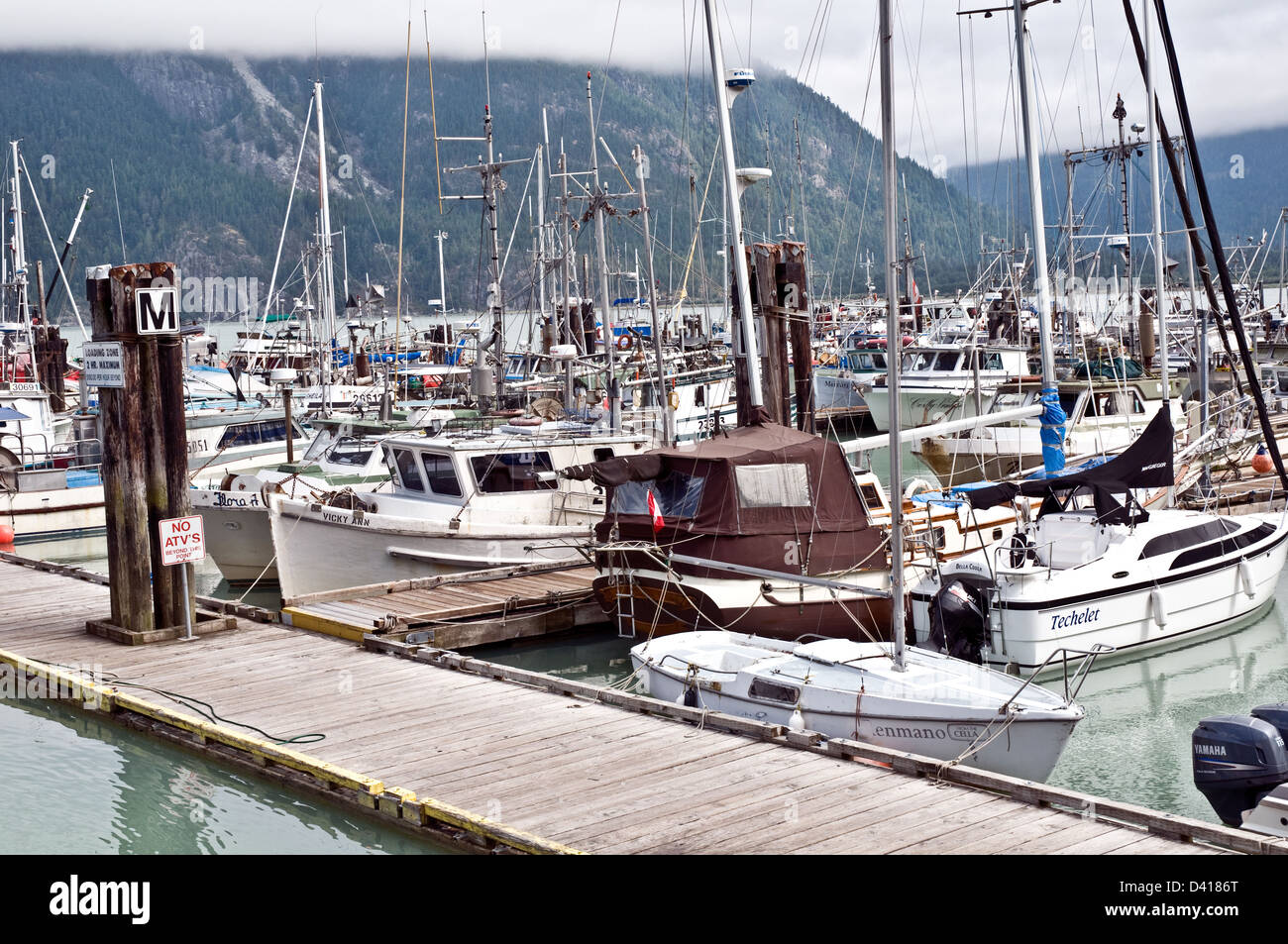 Les bateaux de pêche et des voiliers à la marina, à l'embouchure de la rivière Bella Coola, sur la côte centrale de la Colombie-Britannique. Banque D'Images