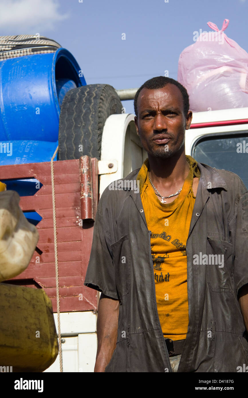 Porter au Mercato, le plus grand marché de l'Afrique, Addis Abeba, Ethiopie Banque D'Images