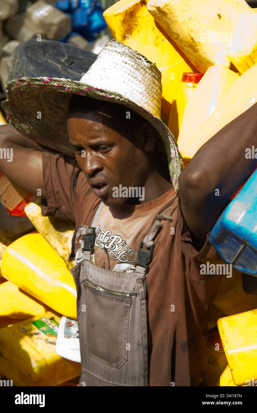 Porter au Mercato, le plus grand marché de l'Afrique, Addis Abeba, Ethiopie Banque D'Images