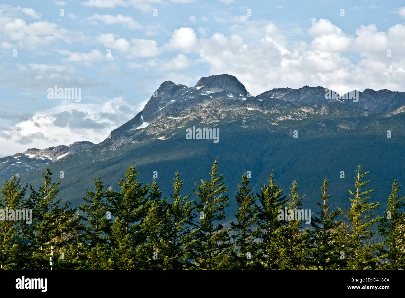 Une vue de Hagens Peak, dans la chaîne Côtière, vu de la vallée Bella Coola, près de Hagensborg, British Columbia, Canada. Banque D'Images