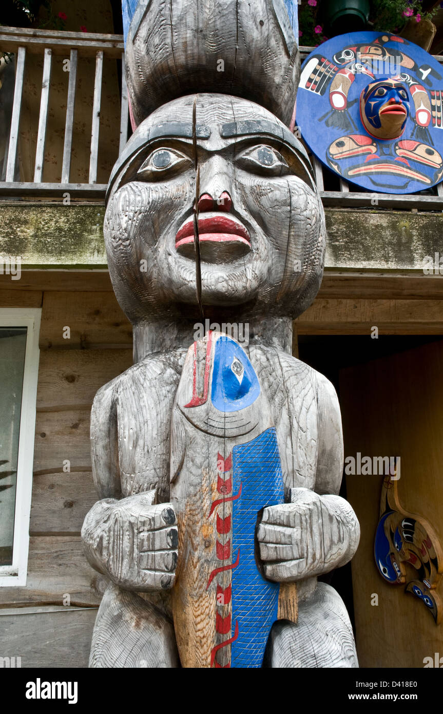 Partie d'un totem sculpté dans la tradition Nuxalk dans la forêt pluviale de Great Bear, dans la ville de Bella Coola, en Colombie-Britannique, Canada. Banque D'Images