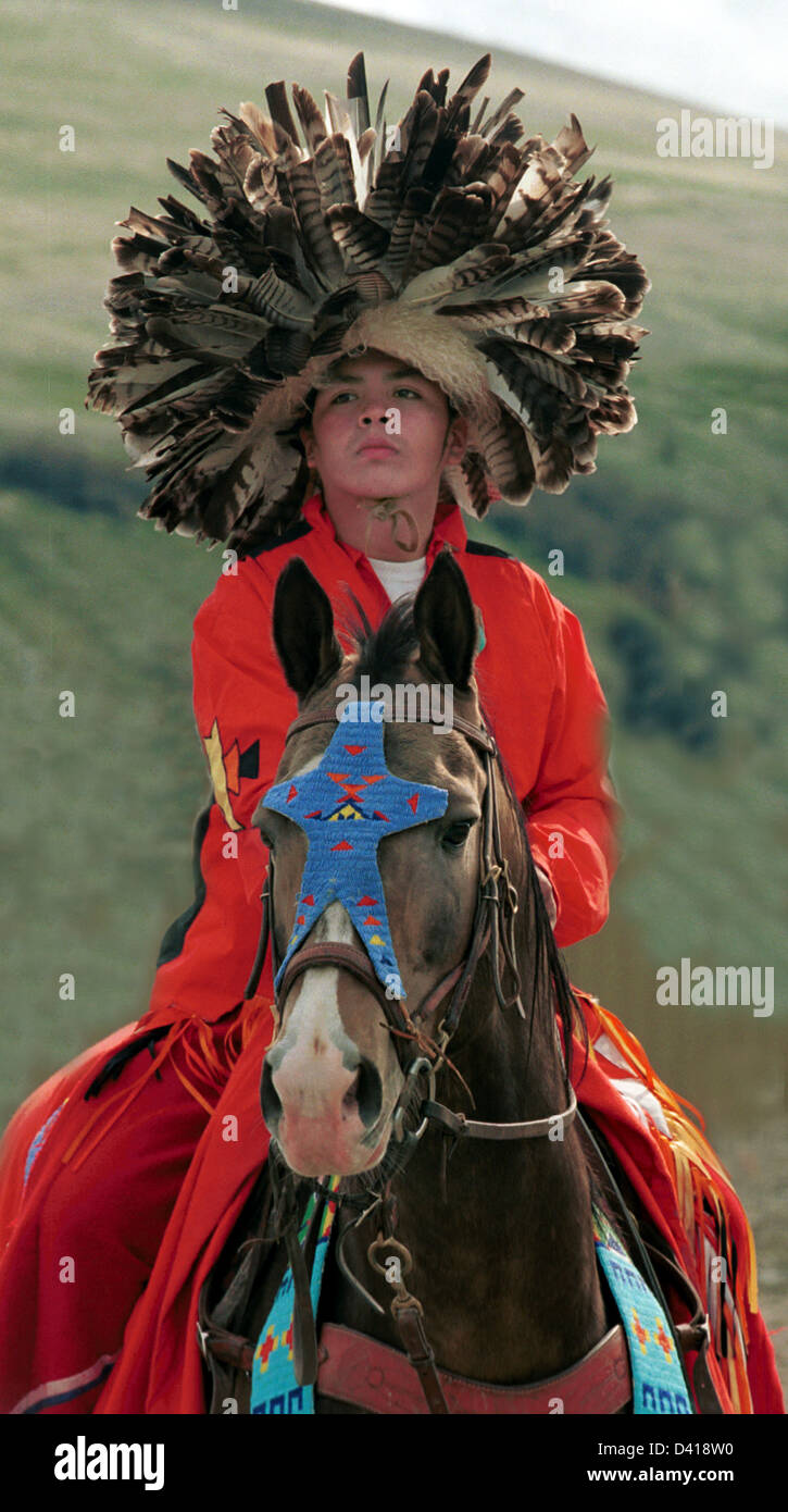 Native American Indian boy à cheval avec tête en plumes de Prairie robe Dakota du Sud, USA Banque D'Images