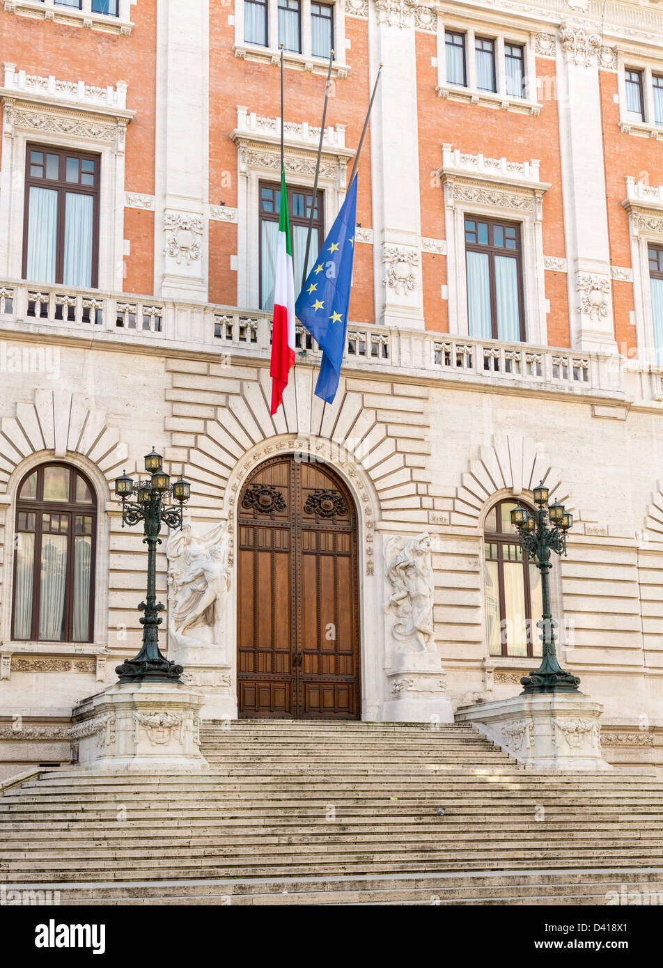 Entrée du Palazzo Montecitorio qui abrite la Chambre des députés dans le gouvernement de la République italienne Banque D'Images