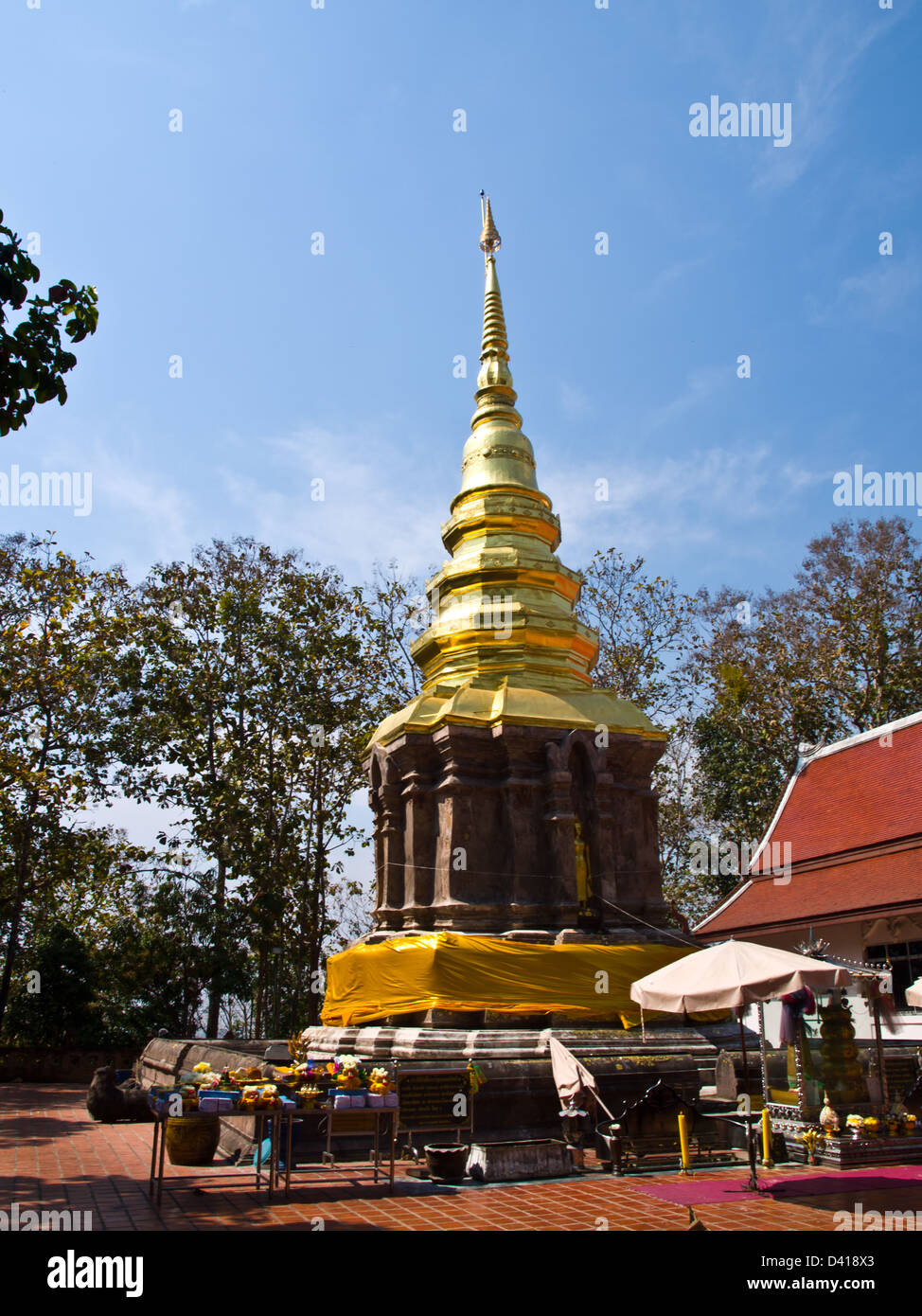 La pagode d'or, temple Wat Phrathat chomkitti à Chiang Rai, Thaïlande. Banque D'Images