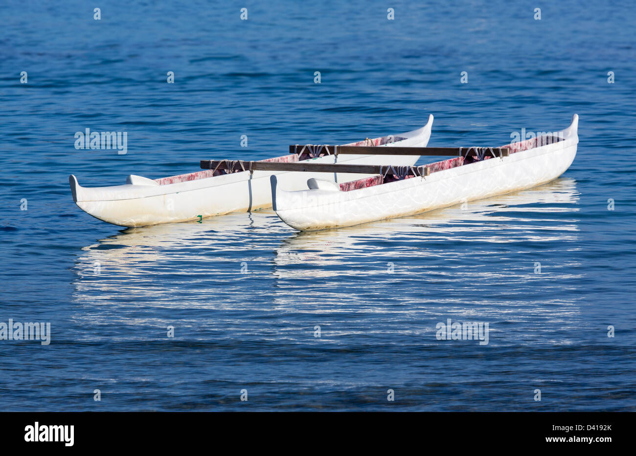 Canoe flottant dans l'océan bleu à Waikiki Beach area d'Oahu à Hawaii Banque D'Images