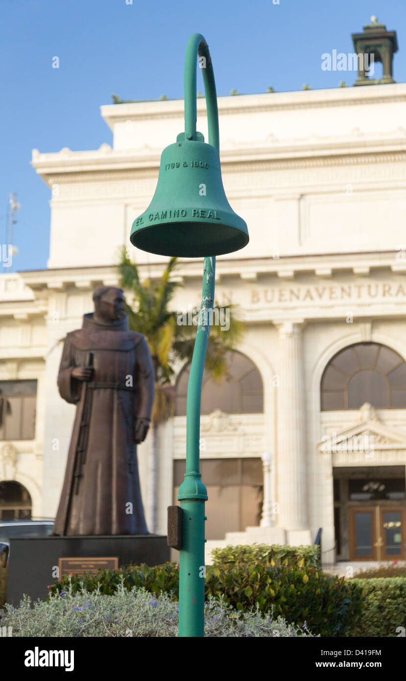 Le Père Junipero Serra statue en face de Ventura ou San Buenaventura hôtel de ville en Californie Banque D'Images