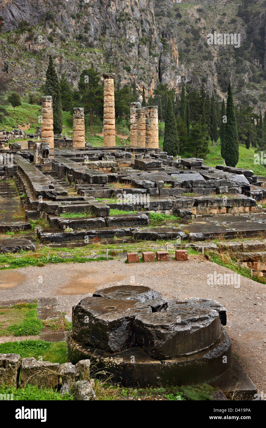 Le temple d'Apollon à Delphes, l'ancien 'nombril' et la plus importante du monde antique oracle, Fokida, Grèce centrale. Banque D'Images