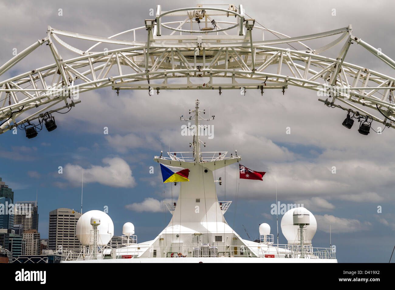 Bateau de croisière du bras de communications par satellite, radomes, Banque D'Images