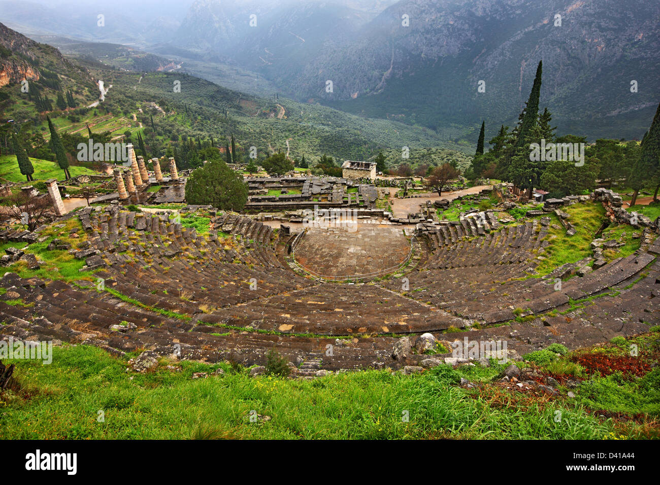 Le théâtre antique et le temple d'Apollon à Delphes, le "nombril" de l'ancien monde, Fokida, Grèce centrale. Banque D'Images