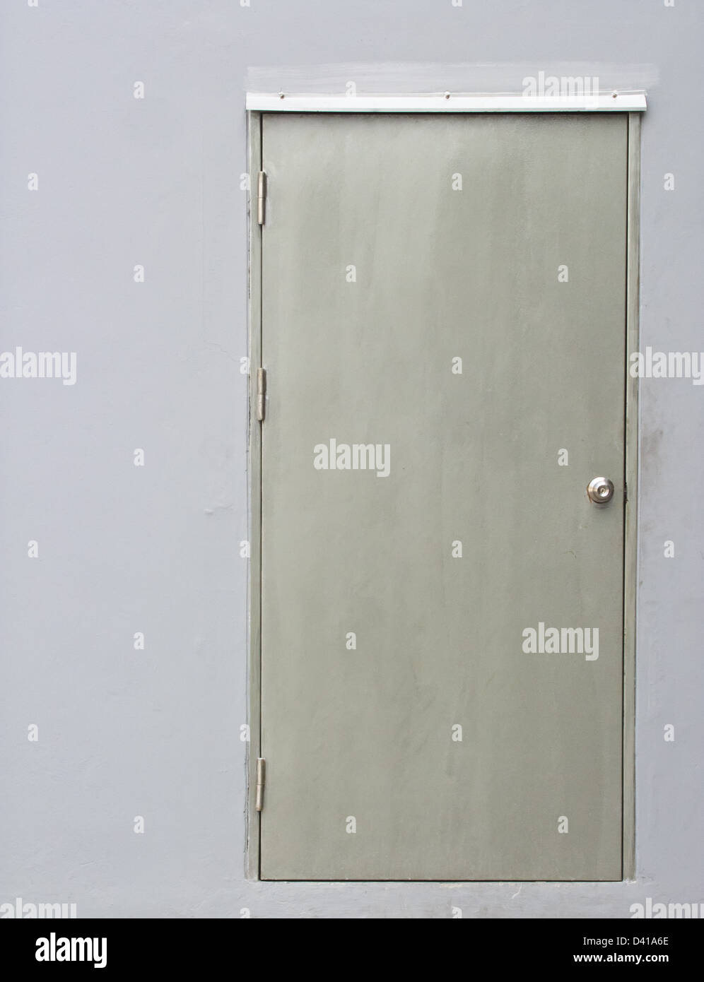 Une porte en inox sur mur gris Banque D'Images