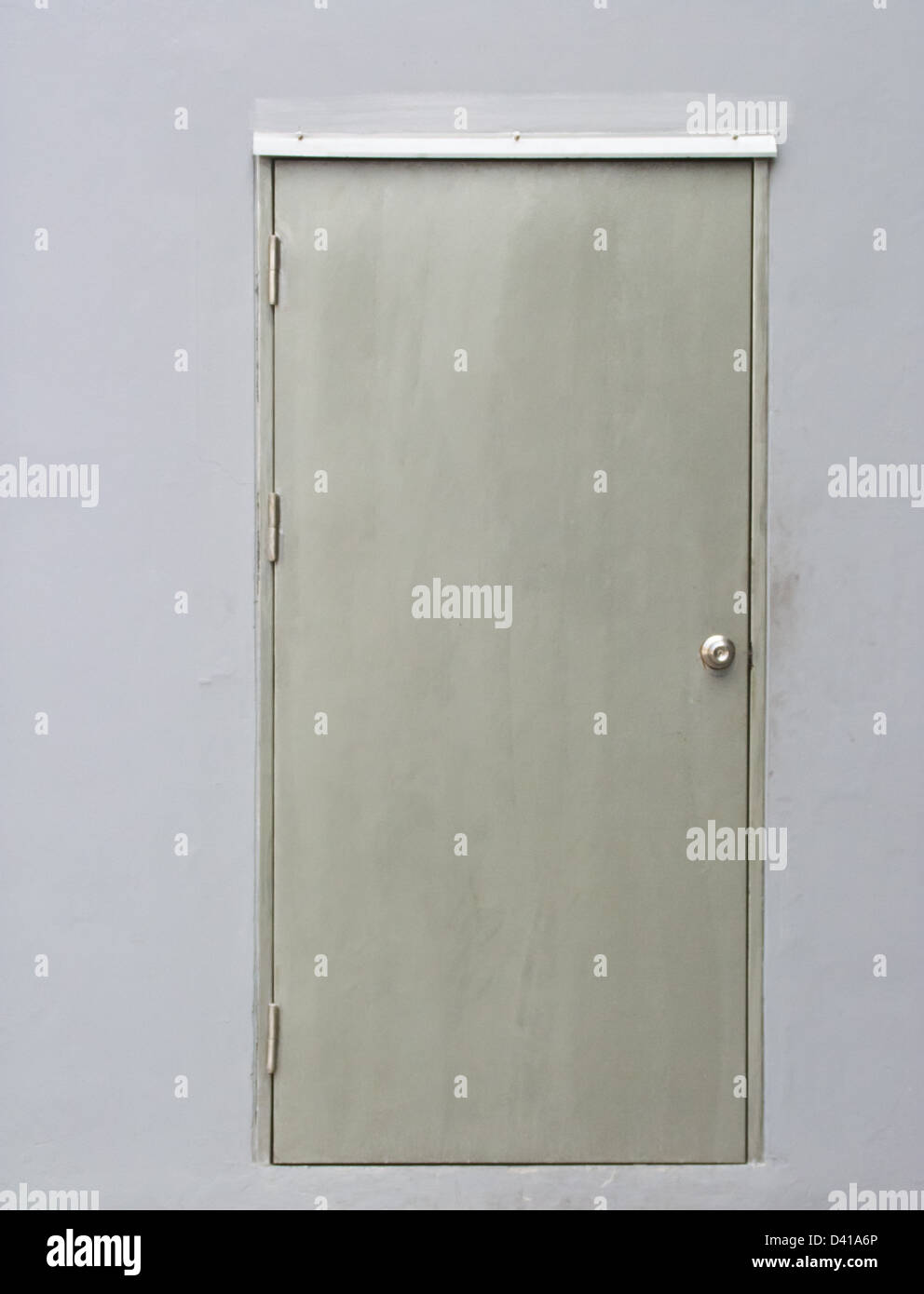 Une porte en inox sur mur gris Banque D'Images