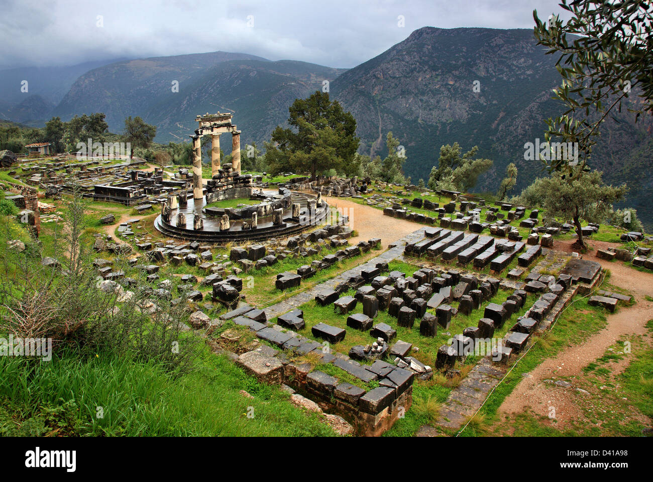 Le temple d'Athéna Pronaia (Pronaea) à l'ancienne cité de Delphes, le "nombril" de l'ancien monde, Fokida, Grèce centrale. Banque D'Images