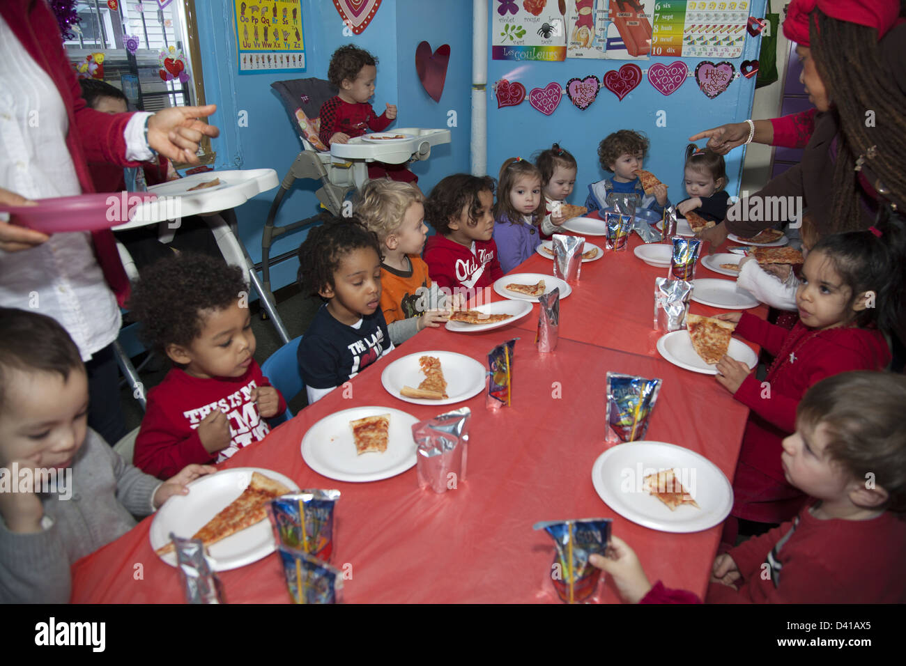 L'école maternelle les enfants ont une pizza party le jour de la Saint Valentin à la multicultural early learning centre à Brooklyn, New York. Banque D'Images