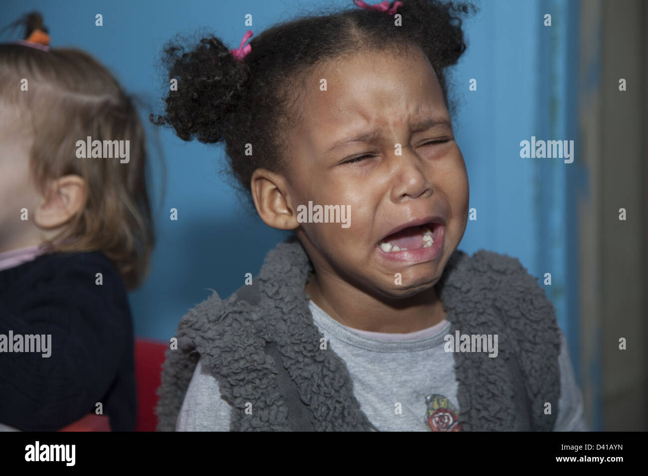 L'enfant perturbé lors d'une école maternelle et multiculturelle early learning centre à Brooklyn, New York. Banque D'Images