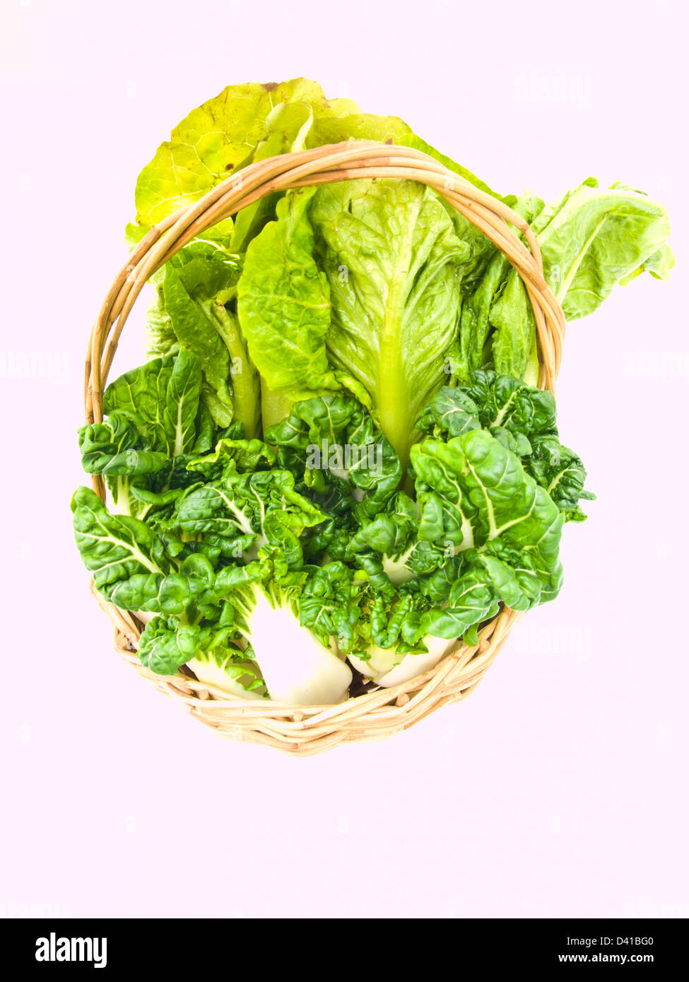 Des petits bok choy et cos salade en rotin panier isolé sur fond blanc Banque D'Images Des petits bok choy et cos salade en rotin panier isolé sur fond blanc Banque D'Images