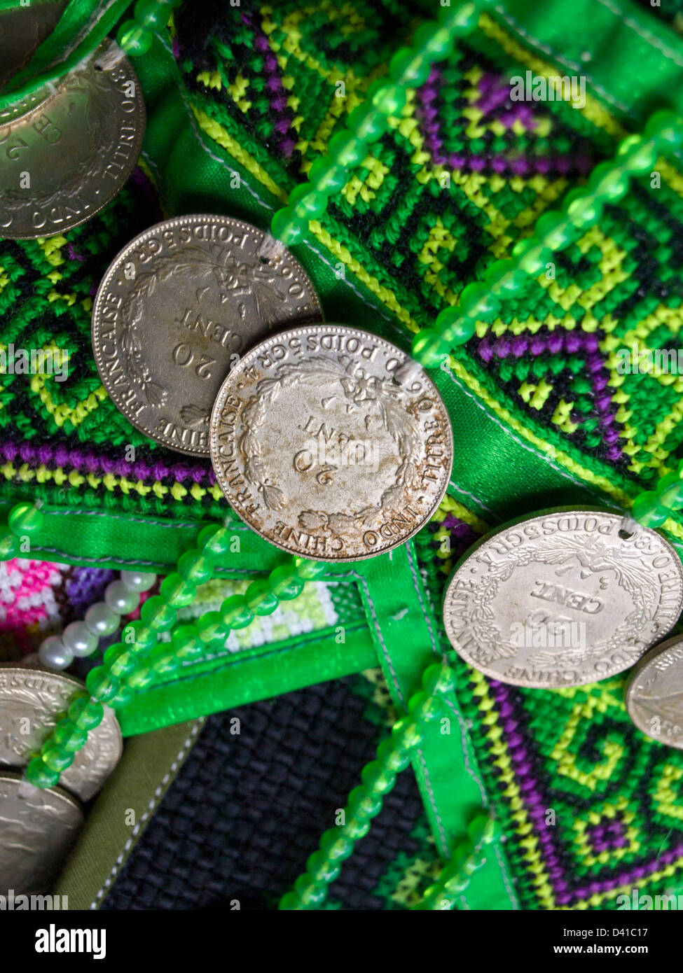 Indo-chine monnaies françaises décorées sur le tissu traditionnel des tribus des collines de Chiang Rai, Thaïlande Banque D'Images