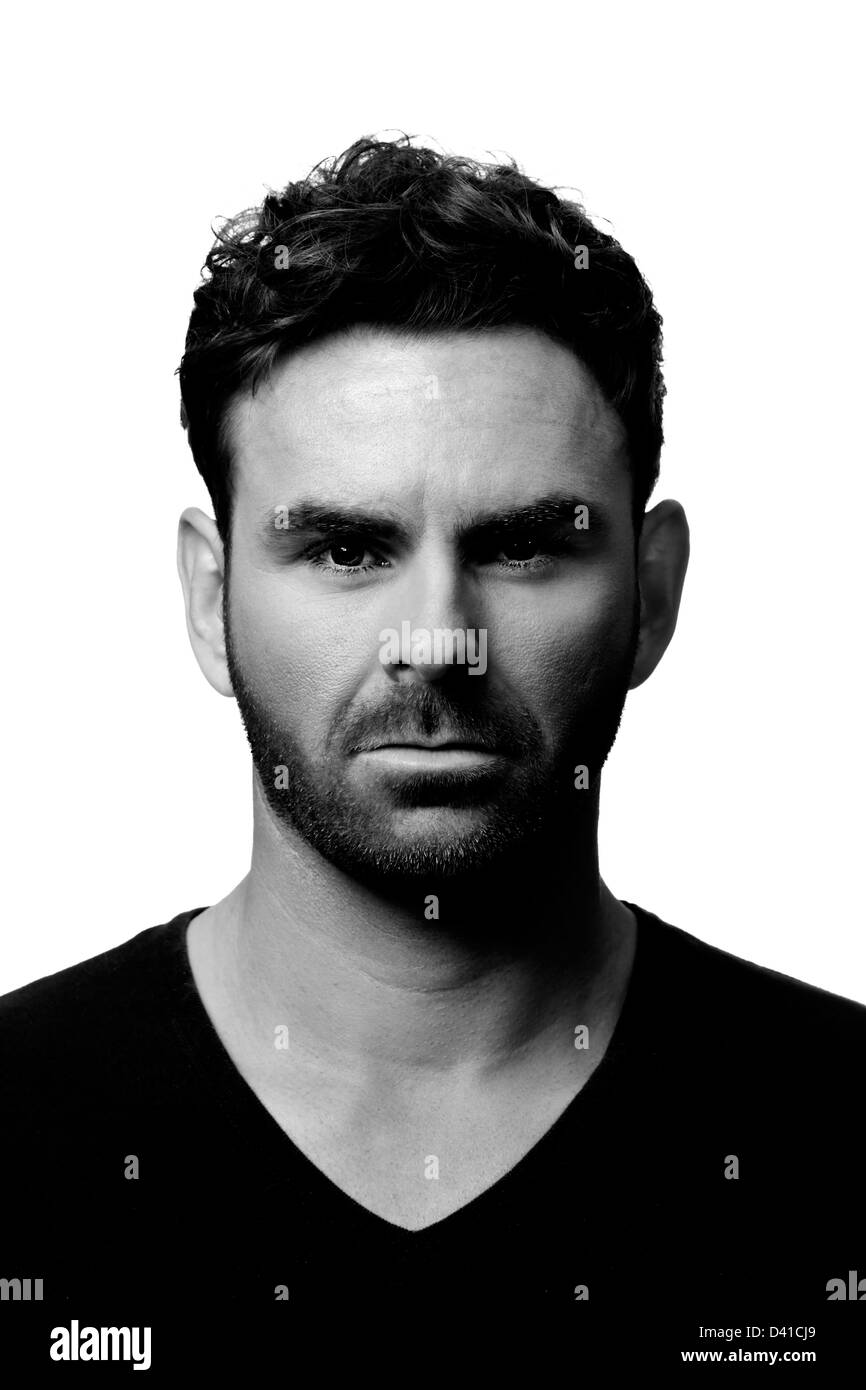 Portrait of a handsome caucasien homme mannequin portant un t-shirt col V noir. Il a barbe et des favoris de cheveux de style Banque D'Images