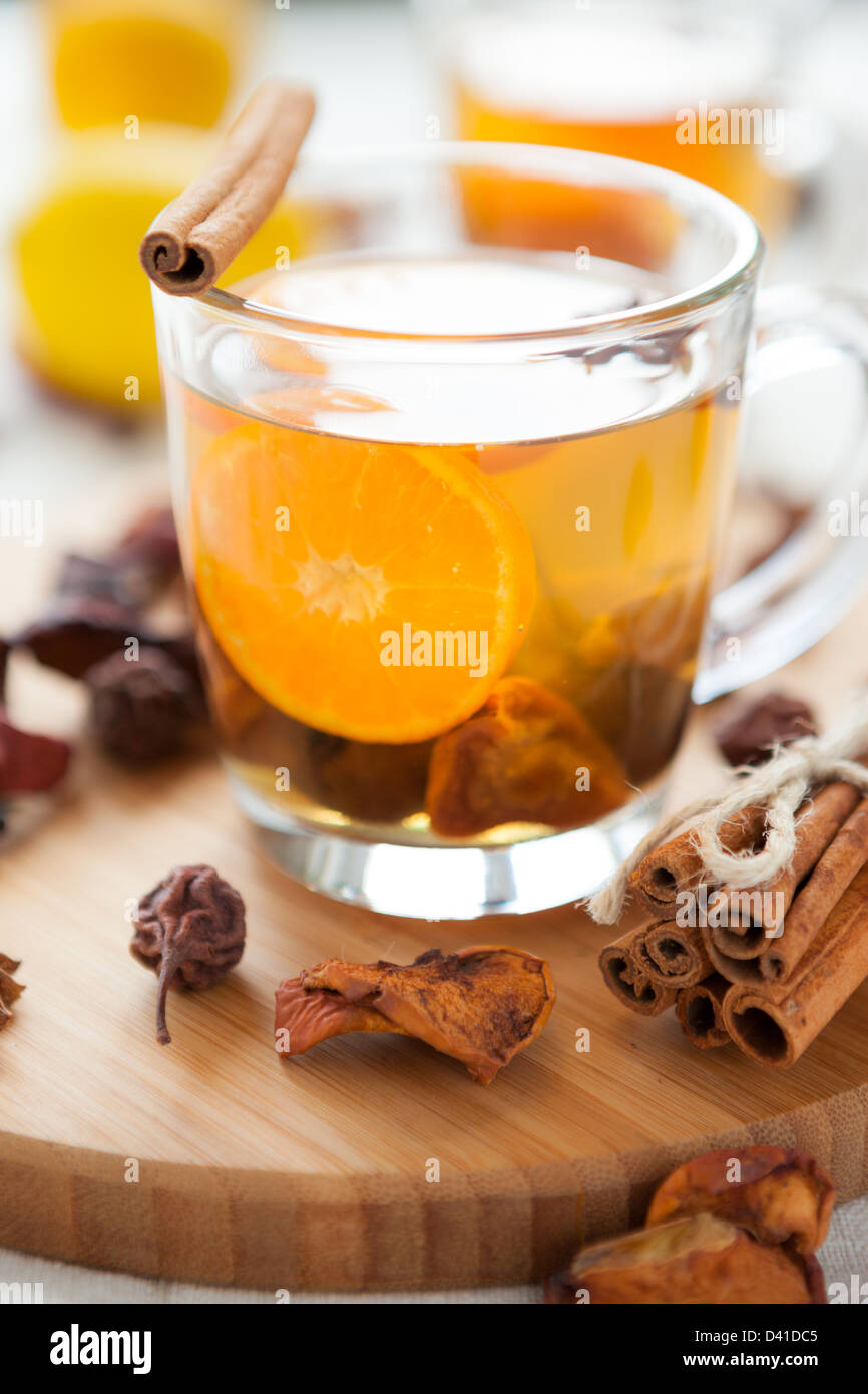 Orange et poire dans une tasse, verre transparent Banque D'Images