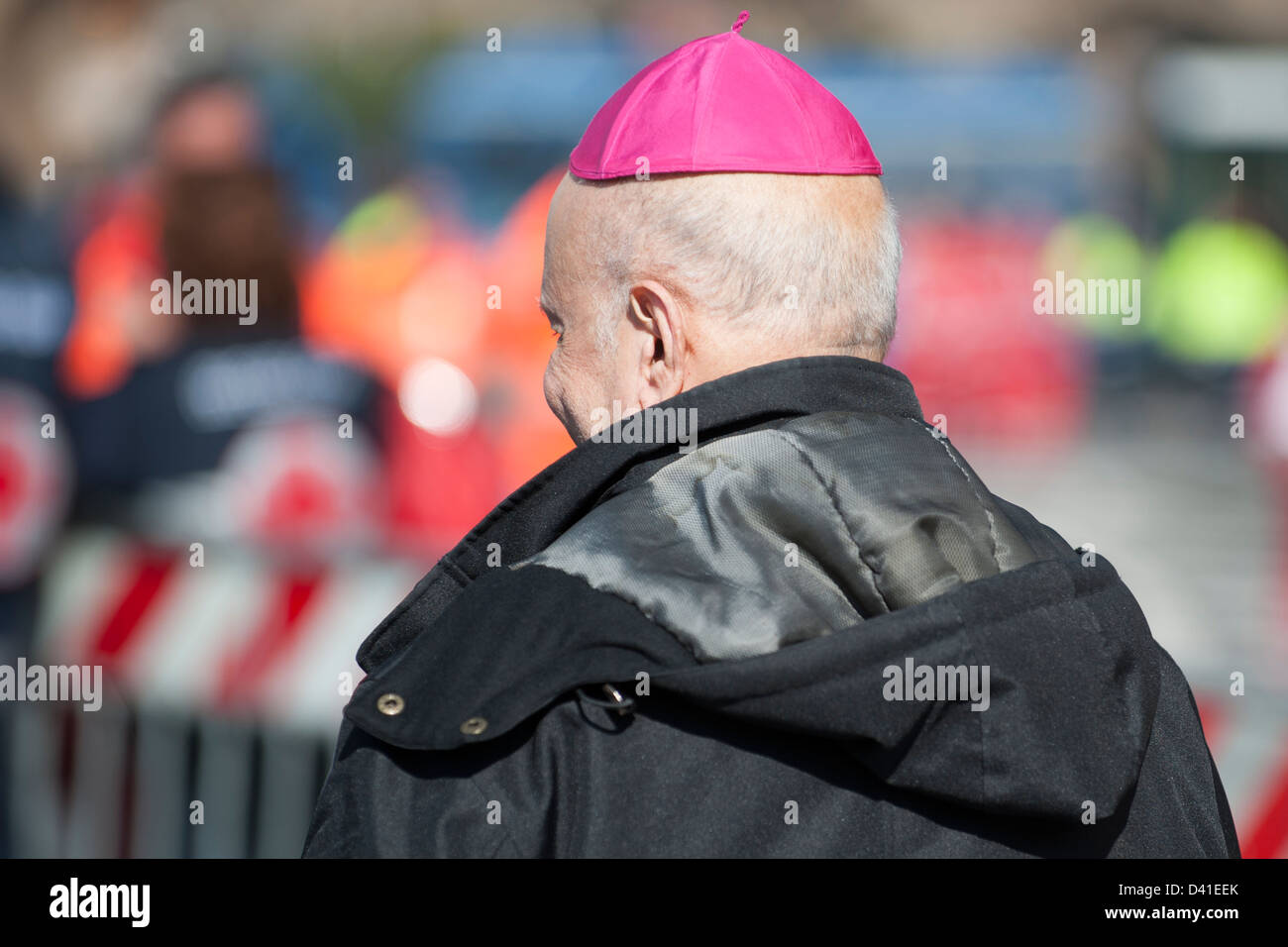 Le Cardinal dans la place Saint Pierre Banque D'Images