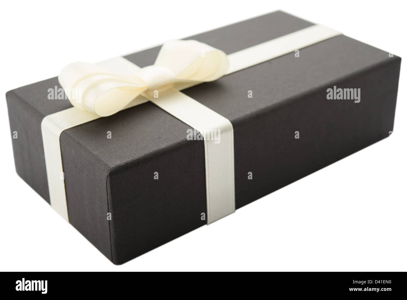 Boîte cadeau noire avec arc blanc, isolé sur fond blanc Banque D'Images