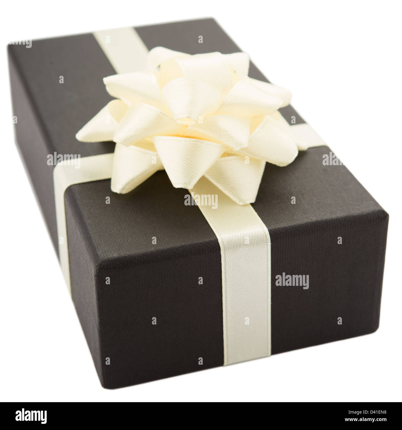 Boîte cadeau noire avec arc blanc, isolé sur fond blanc Banque D'Images