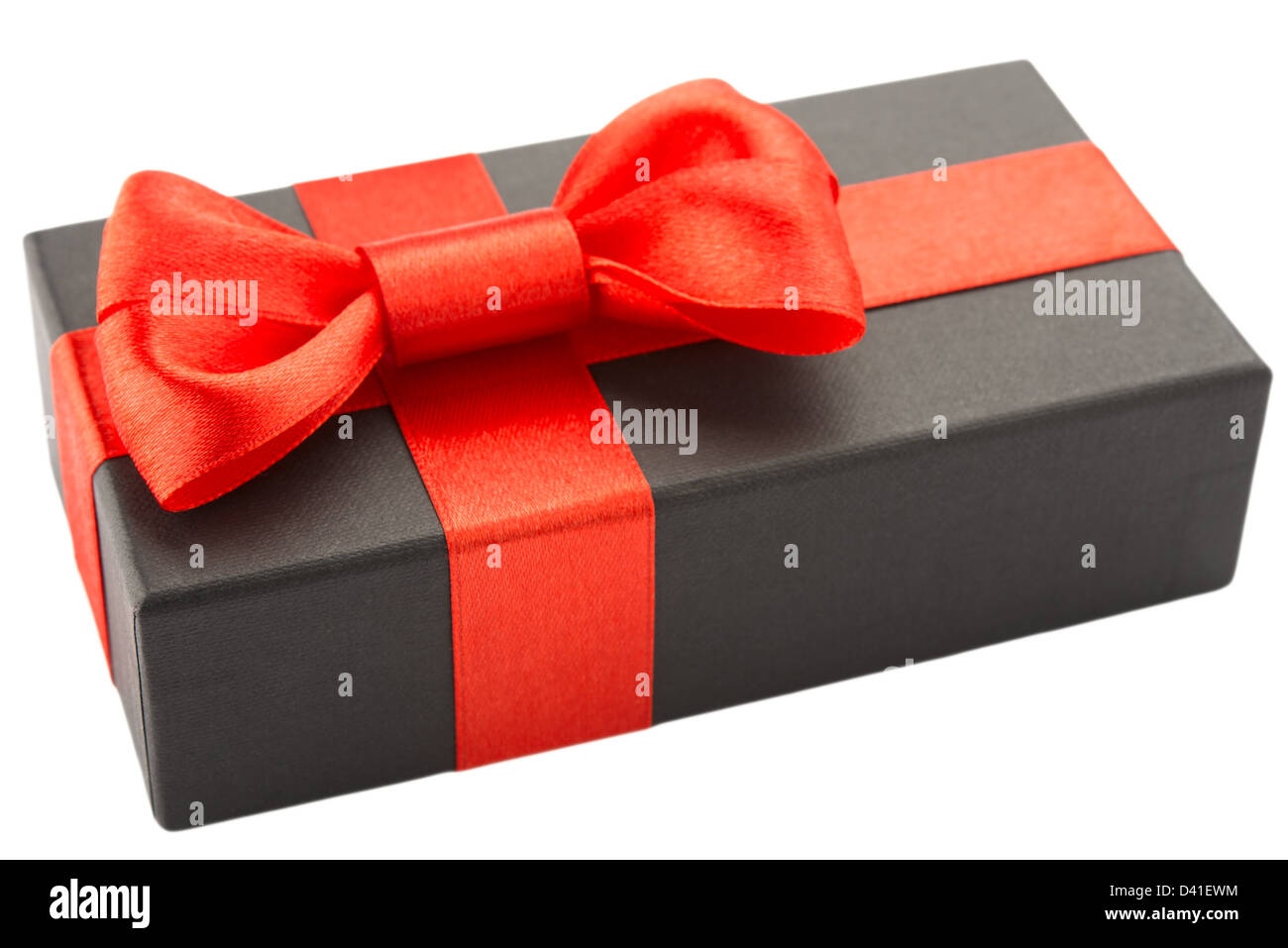 Boîte cadeau noire avec red bow, isolé sur fond blanc Banque D'Images