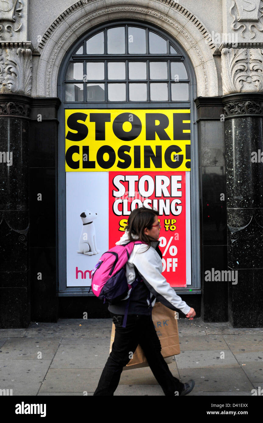 Une femme passe devant un magasin HMV avec avec un écriteau "mémoriser fermer'. Piccadilly, Londres. Banque D'Images