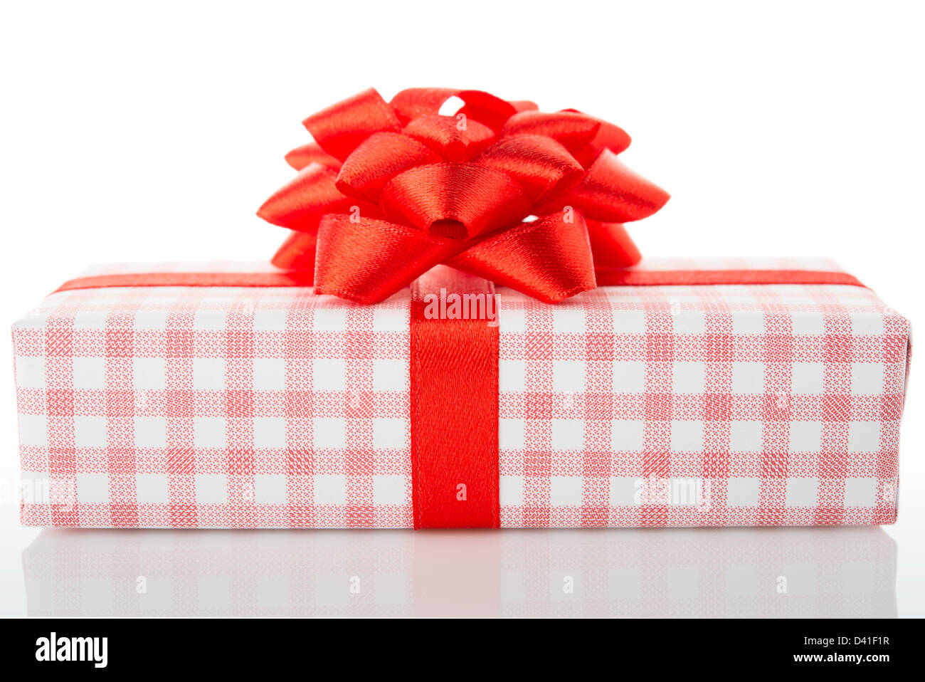 Vintage gift box with red bow, isolé sur fond blanc Banque D'Images