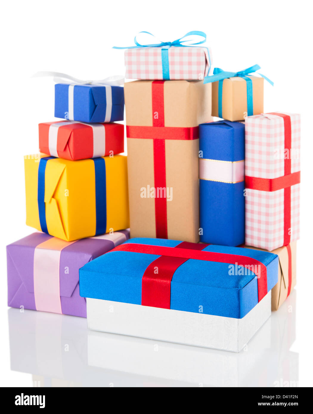 Boîtes cadeaux isolé sur fond blanc avec la réflexion Banque D'Images