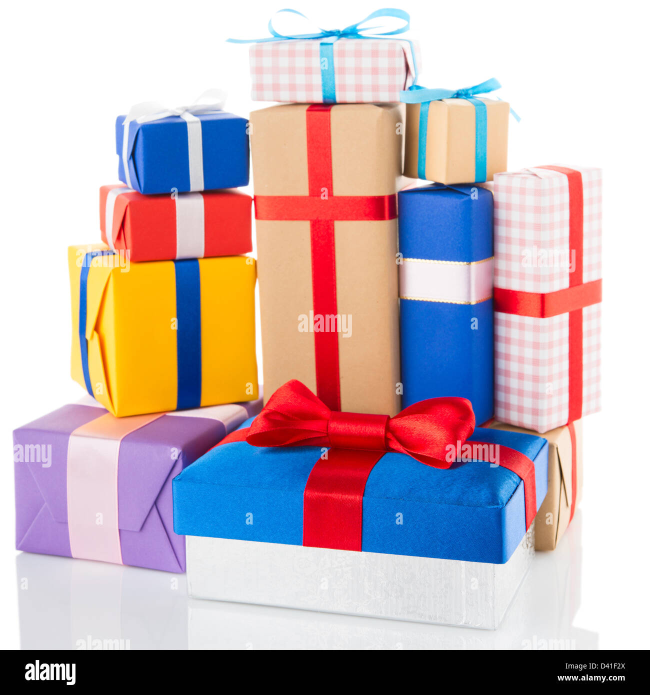 Boîtes cadeaux isolé sur fond blanc avec la réflexion Banque D'Images