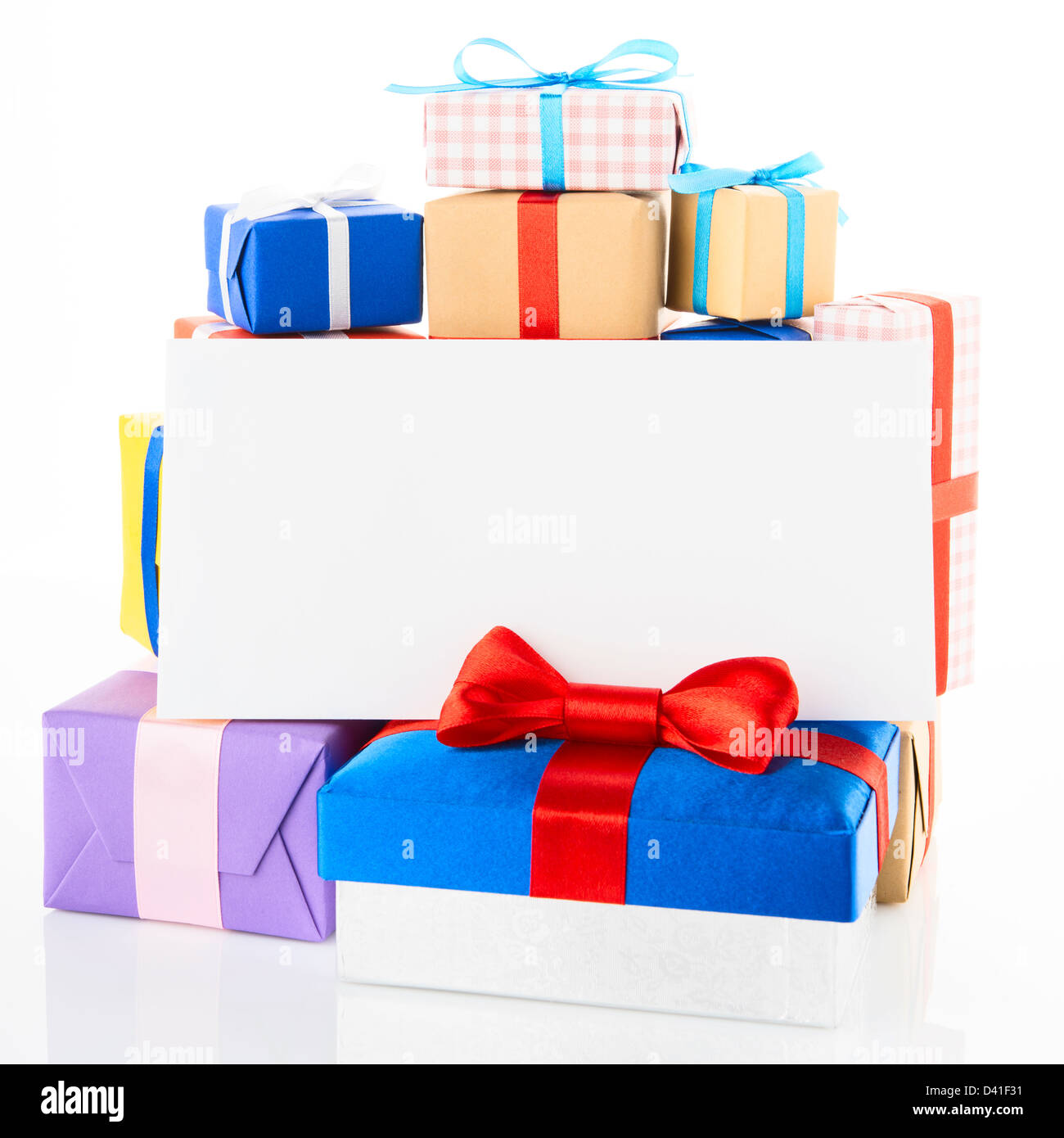 Boîtes cadeaux avec carte de souhaits isolé sur fond blanc Banque D'Images