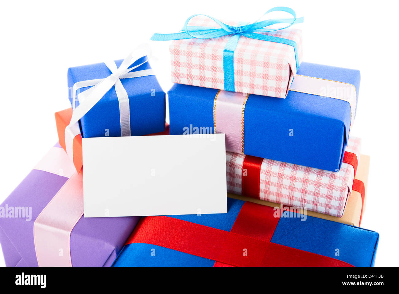 Boîtes cadeaux avec carte de souhaits isolé sur fond blanc Banque D'Images