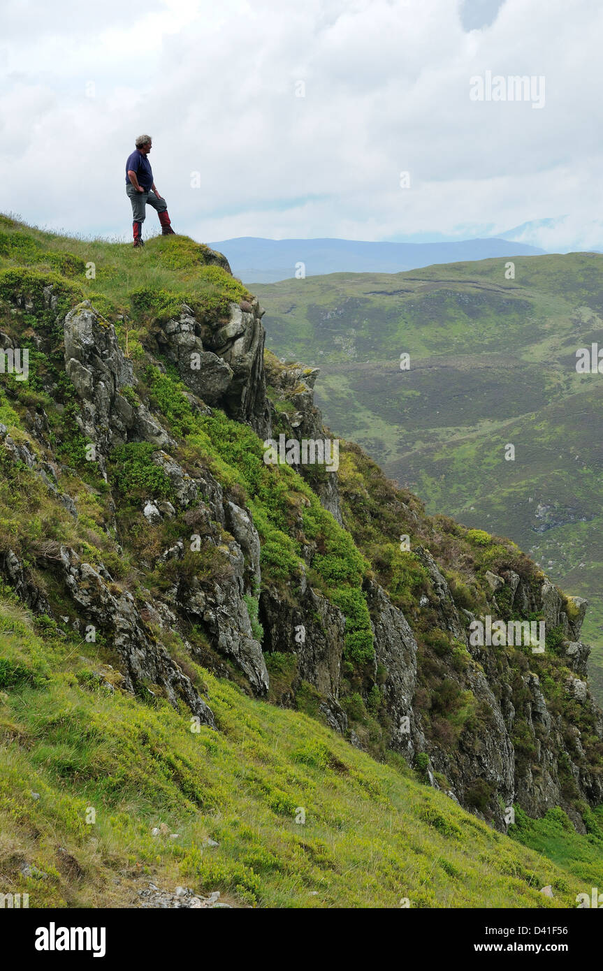 Un hillwalker se dresse sur la crête du Beinn Corbett dans chaque Stirlingshire Banque D'Images