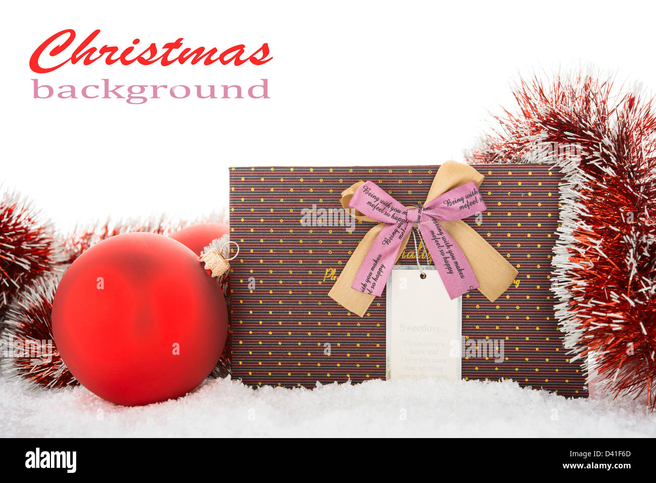Boîte cadeau et de décorations de Noël sur une neige. Banque D'Images