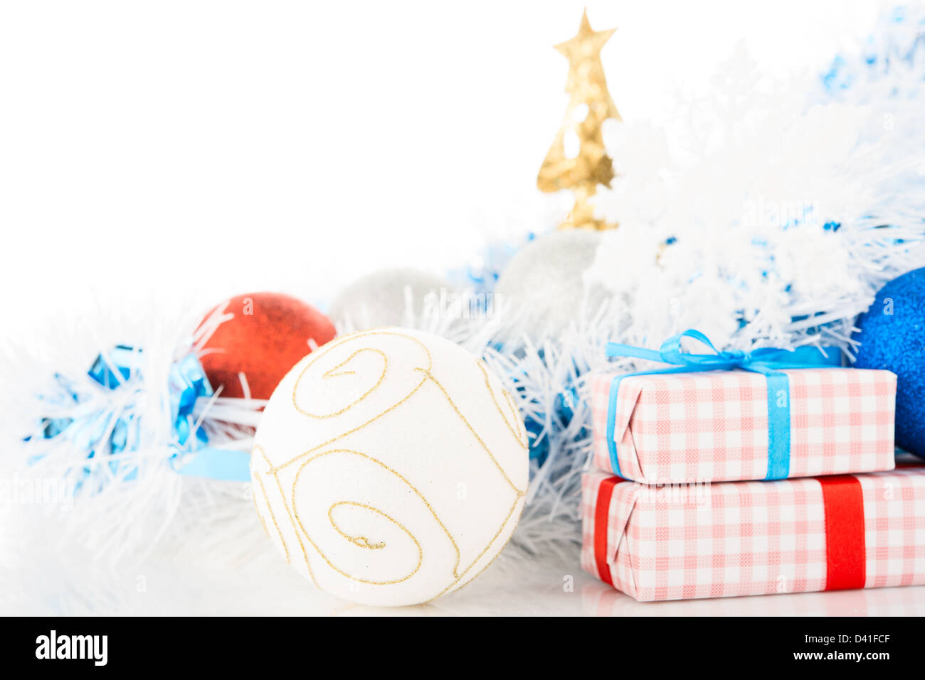 Décorations et cadeaux de Noël sur fond blanc. Banque D'Images