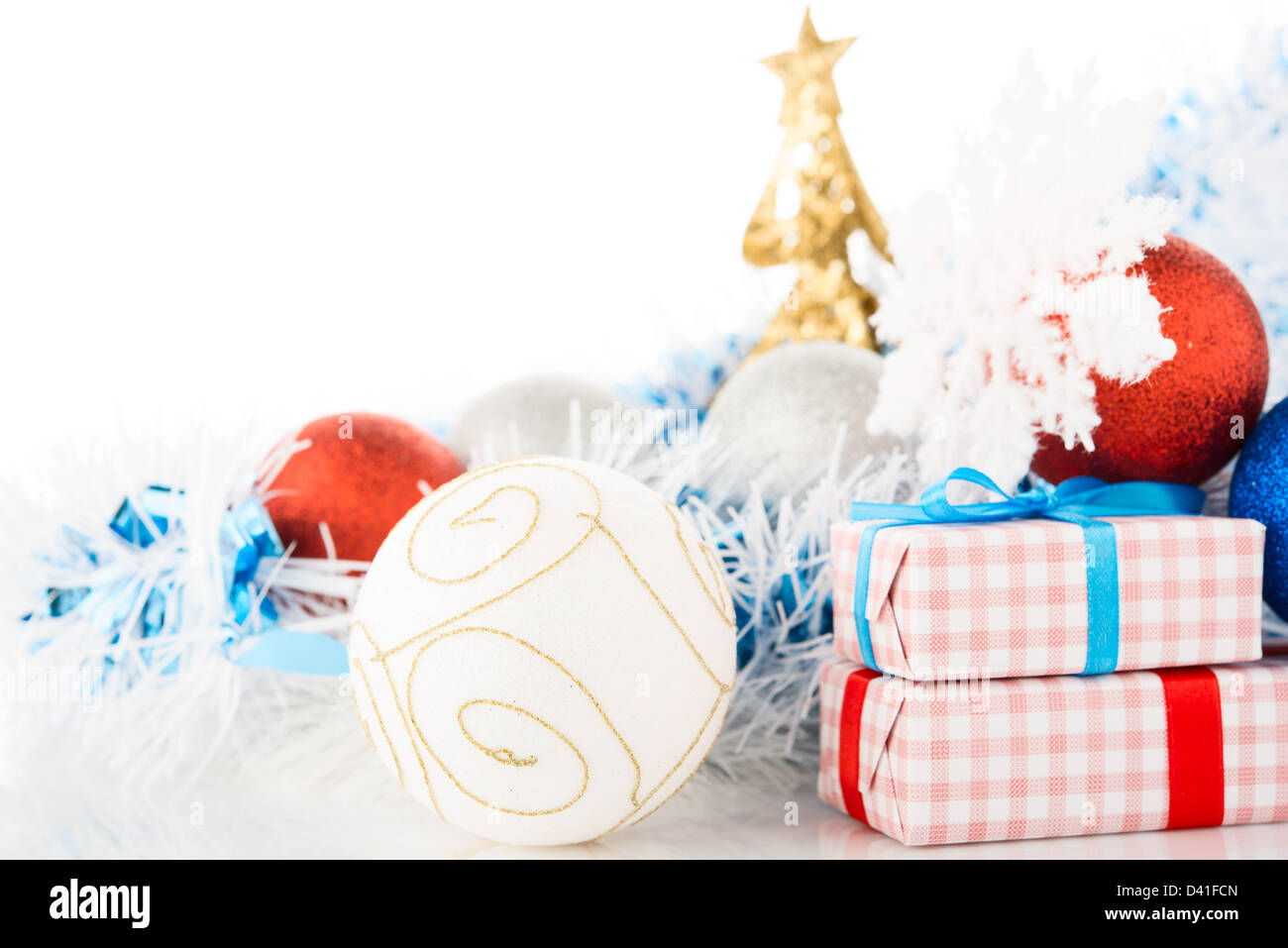 Décorations et cadeaux de Noël sur fond blanc. Banque D'Images