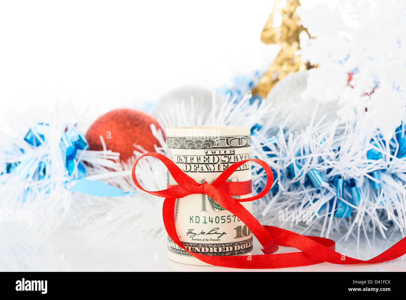 L'argent et des décorations de Noël sur fond blanc. Banque D'Images