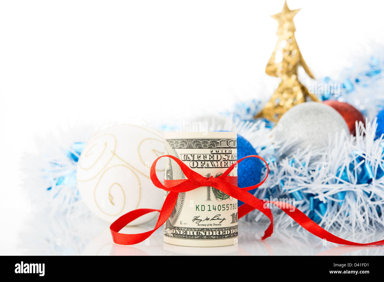 L'argent et des décorations de Noël sur fond blanc. Banque D'Images