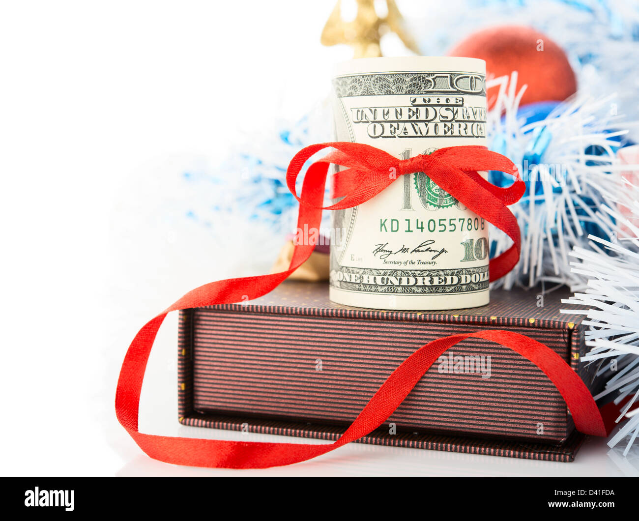 L'argent, boîte cadeau et décorations de Noël sur fond blanc. Banque D'Images