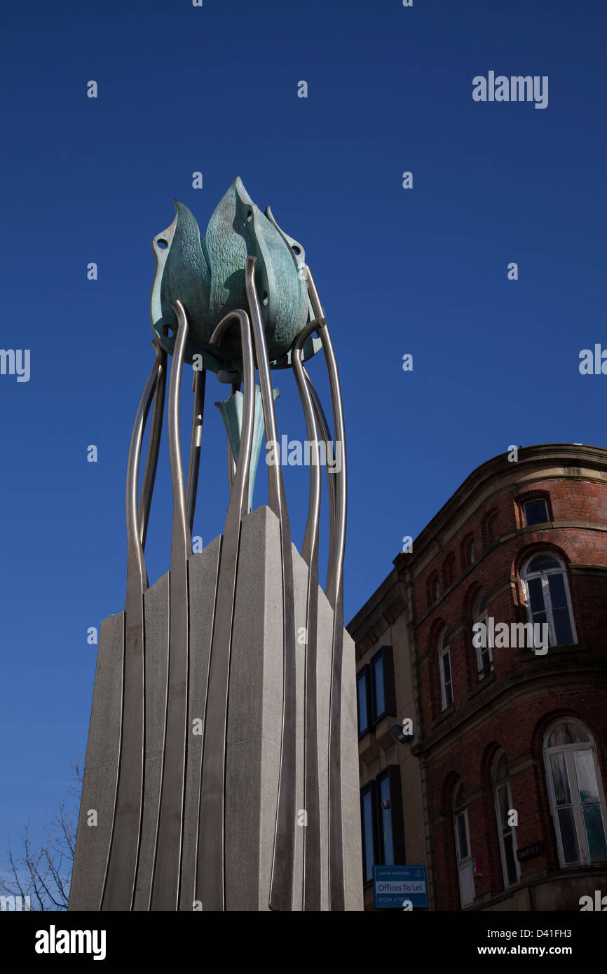 C'est lumen de la transitions, l'un des cinq "Les sculptures de transitions dans la rue de l'Église , 21e siècle repères pour le centre-ville de Blackburn, Royaume-Uni Banque D'Images