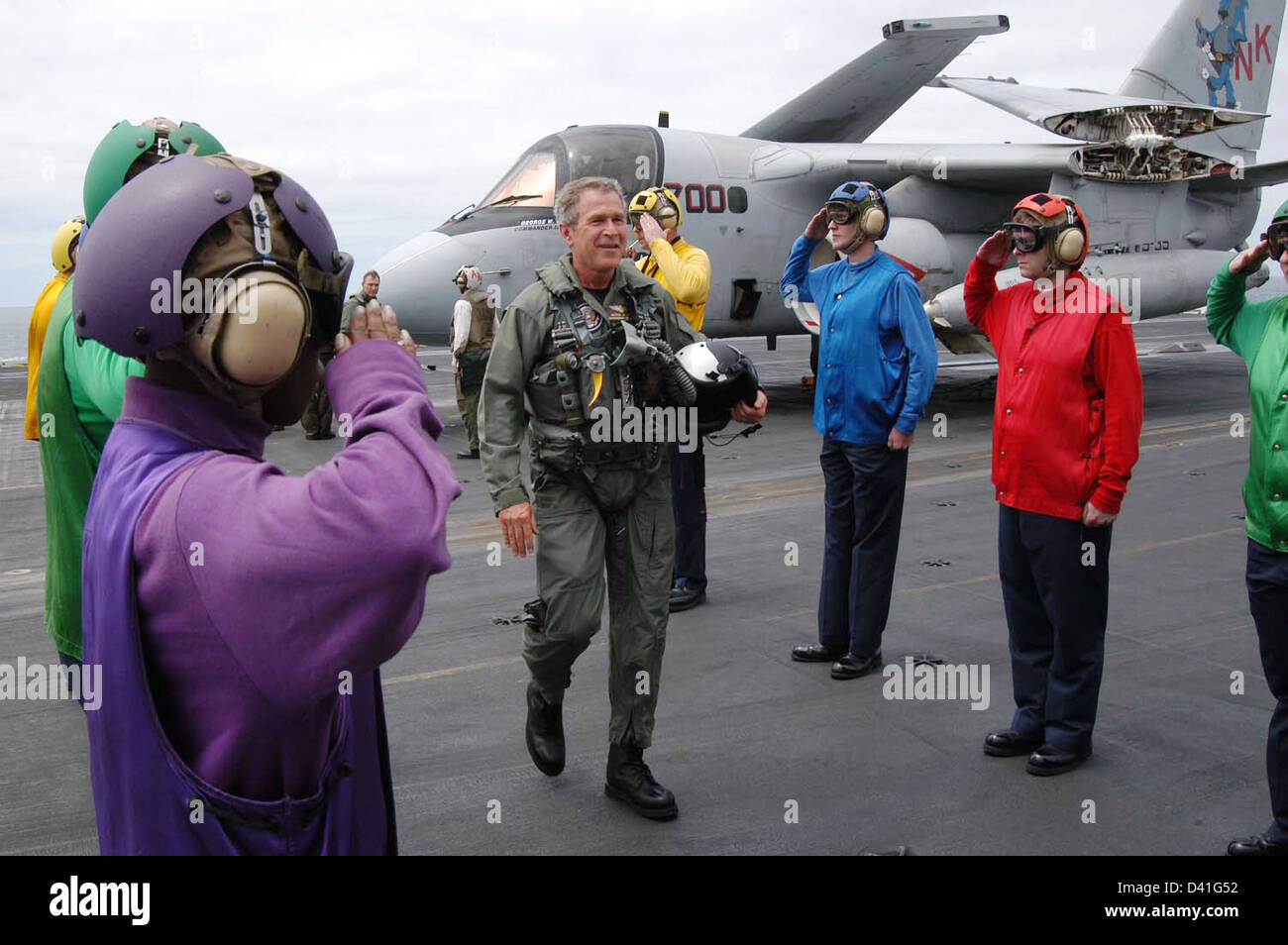 Le Président George Bush passe par le "boys' après le succès de piège à bord du USS ABRAHAM LINCOLN (CVN 72) dans un S-3B Viking affecté à la mer bleue de loups de l'Escadron de contrôle trois cinq (VS-35) désigné '1' de la marine. Le président Bush est le premier président de séance pour piéger à bord d'un porte-avions en mer. Le Président est d'une visite à bord du navire pour rencontrer les marins et s'adresser à la nation comme Lincoln se prépare à retourner d'un 10 mois de déploiement dans le golfe Persique dans le cadre de l'opération Iraqi Freedom. Banque D'Images