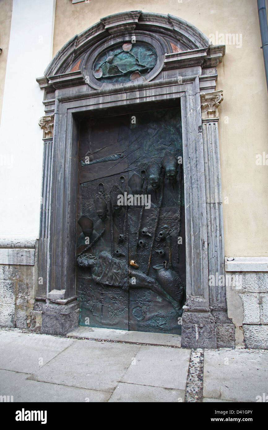 Porte en bronze ouvragé dans la Cathédrale de Saint Nicolas Ljubljana Slovénie Europe Banque D'Images
